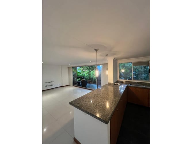 Apartamento de 1 alcoba en arriendo en Los Naranjos, Medellín, 94 m² · foto 2 de 17