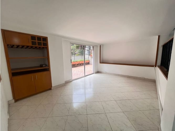 Casa de 3 alcobas en arriendo en Patio Bonito, Medellín, 261 m² · foto 3 de 21