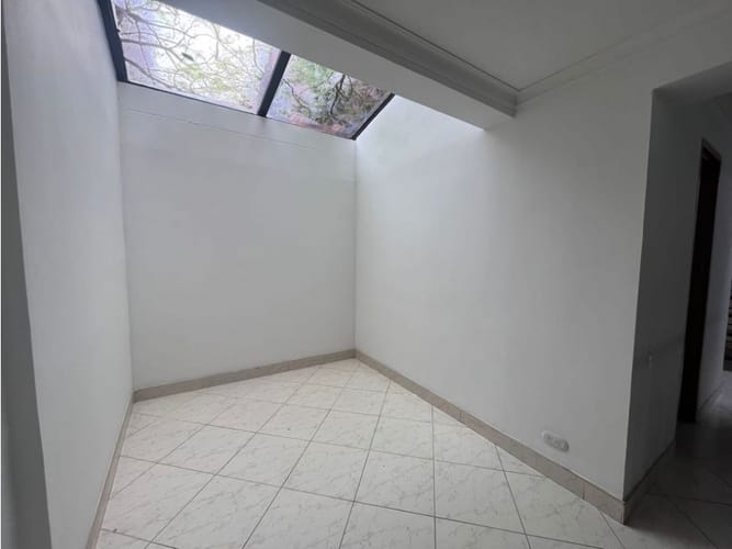 Casa de 3 alcobas en arriendo en Patio Bonito, Medellín, 261 m² · foto 6 de 21