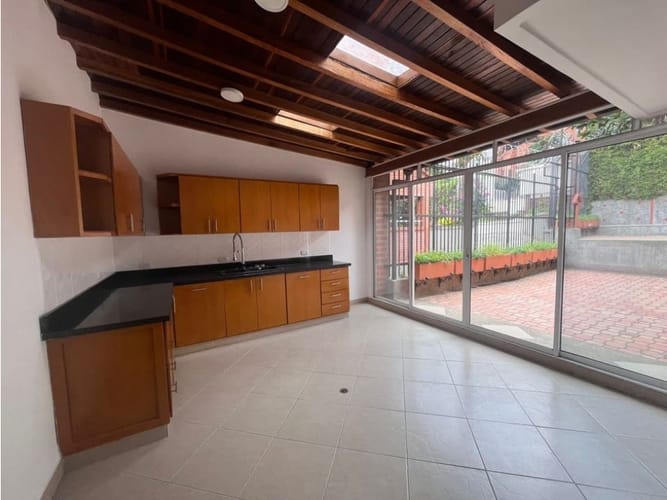 Casa de 3 alcobas en arriendo en Patio Bonito, Medellín, 261 m² · foto 16 de 21