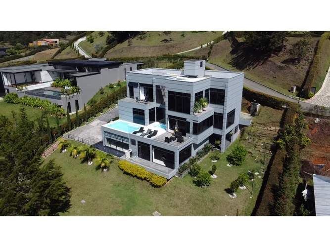 Casa de 3 alcobas en venta en El Capiro, El Carmen de Viboral, 660 m² · foto 2 de 19