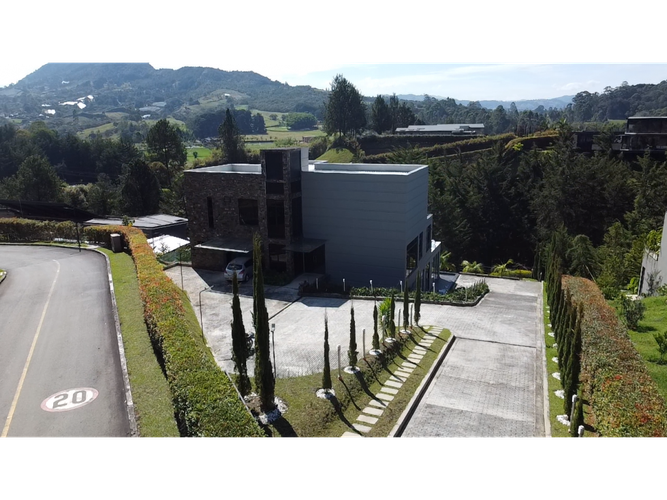 Casa de 3 alcobas en venta en El Capiro, El Carmen de Viboral, 660 m² · foto 3 de 19