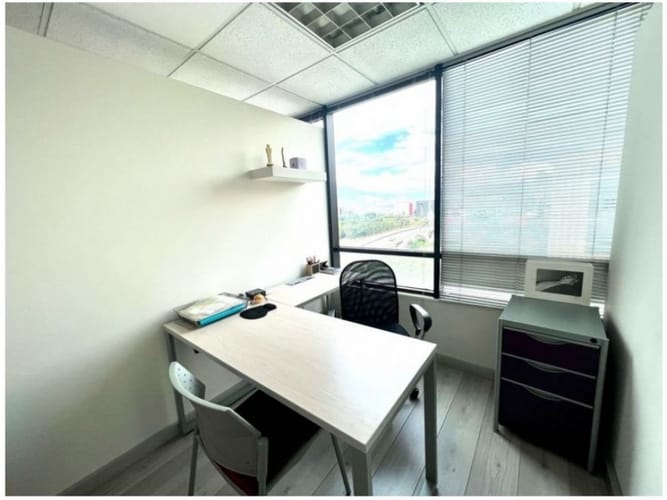 Oficina en venta en El Poblado, Medellín, 80 m² · foto 2 de 10