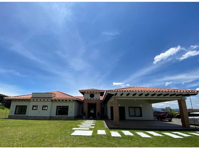 Casa de 3 alcobas en venta en San Antonio De Pereira, El Carmen de Viboral, 420 m² · foto 1 de 14
