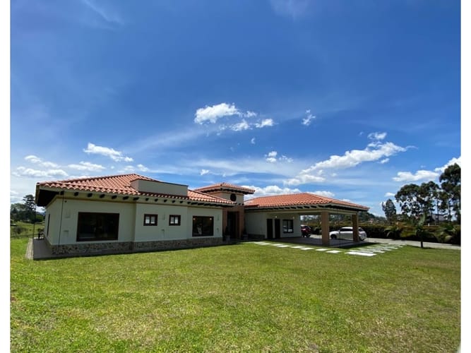 Casa de 3 alcobas en venta en San Antonio De Pereira, El Carmen de Viboral, 420 m² · foto 3 de 14