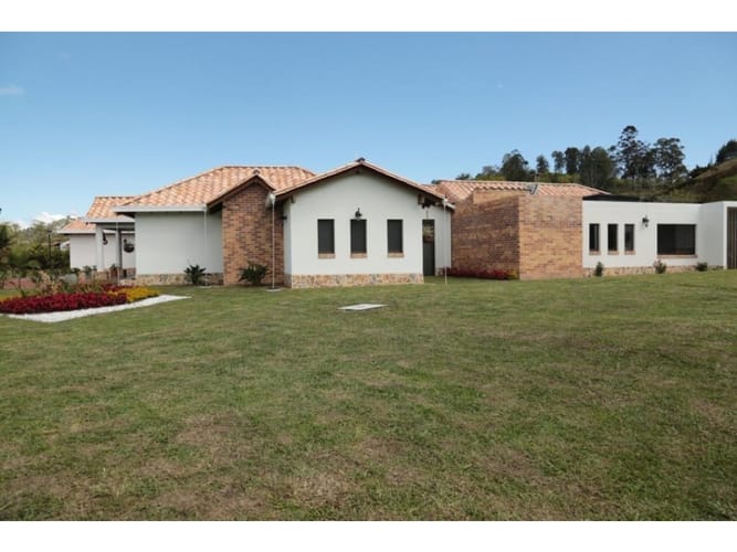 Casa de 4 alcobas en venta en La Ceja, 500 m² · foto 2 de 24