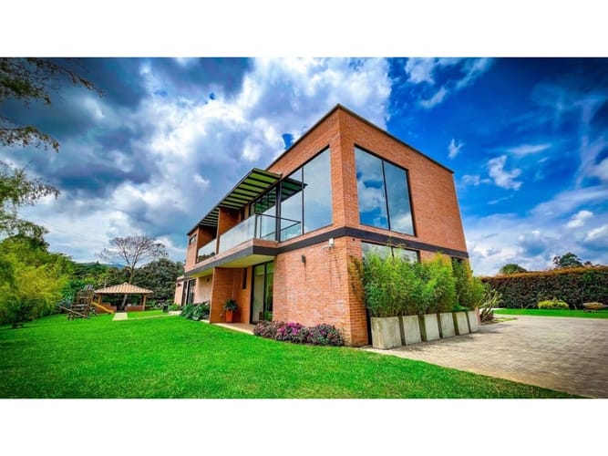 Casa de 5 alcobas en venta en Guamito, La Ceja, 580 m² · foto 2 de 7