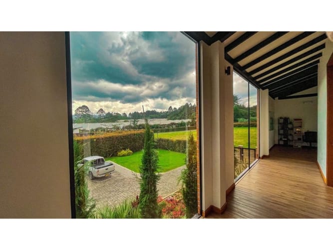 Casa de 5 alcobas en venta en Guamito, La Ceja, 580 m² · foto 3 de 7
