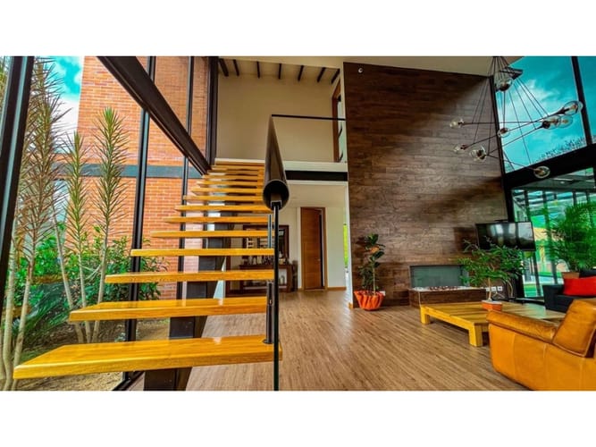 Casa de 5 alcobas en venta en Guamito, La Ceja, 580 m² · foto 4 de 7