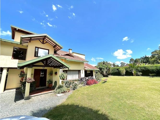Casa de 4 alcobas en venta en Llano Grande, Rionegro, 550 m² · foto 2 de 24