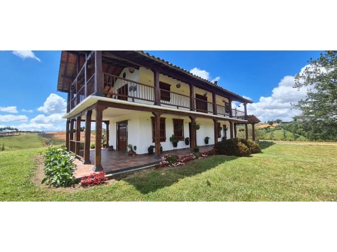 Casa de 5 alcobas en venta en Belen Sur, Rionegro, 380 m² · foto 2 de 13