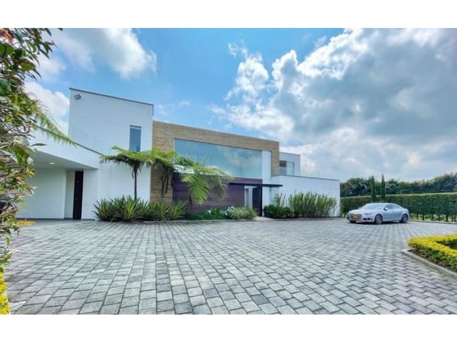 Casa de 5 alcobas en venta en Llano Grande, Guarne, 560 m² · foto 2 de 14