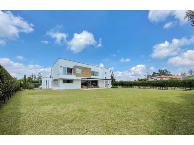 Casa de 5 alcobas en venta en Llano Grande, Guarne, 560 m² · foto 3 de 14