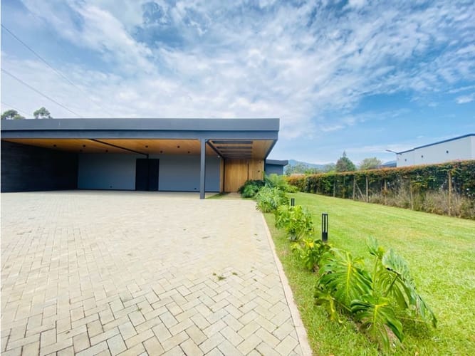 Casa de 3 alcobas en venta en Llano Grande, Rionegro, 424 m² · foto 2 de 24