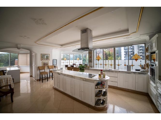 Apartamento de 6 alcobas en venta en Los Balsos, Medellín, 870 m² · foto 3 de 24
