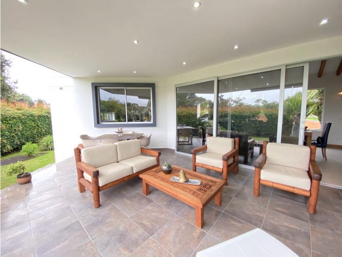 Casa de 3 alcobas en venta en Llano Grande, Rionegro, 384 m² · foto 2 de 24