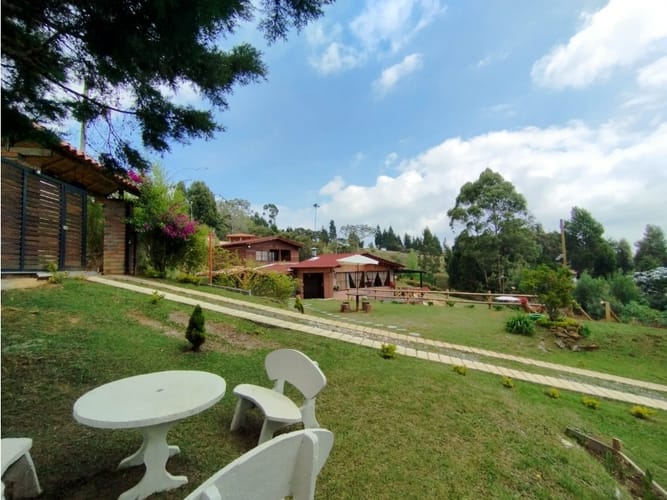 Casa de 6 alcobas en venta en El Zango, Guarne, 300 m² · foto 3 de 24