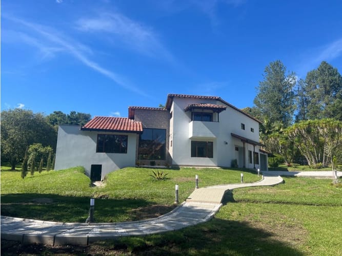 Casa de 4 alcobas en venta en El Tambo, La Ceja, 290 m² · foto 2 de 18