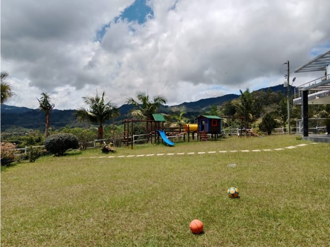 Casa de 6 alcobas en venta en La Milagrosa, La Ceja, 300 m² · foto 16 de 24