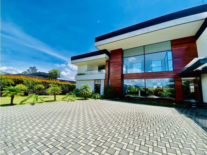 Casa de 6 alcobas en venta en Llano Grande, Rionegro, 800 m² · foto 2 de 24
