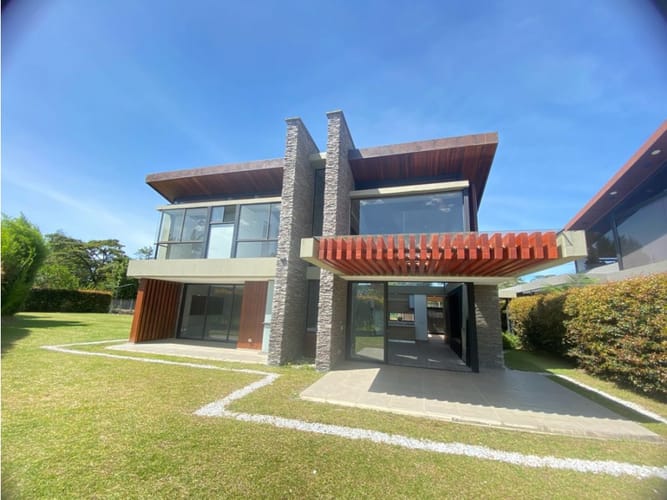 Casa de 4 alcobas en venta en Llano Grande, Rionegro, 241 m² · foto 2 de 17