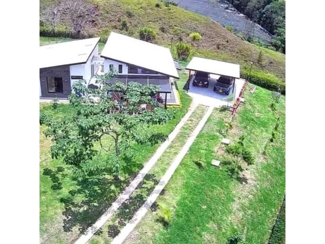 Casa de 3 alcobas en venta en El Carmen De Viboral, El Carmen de Viboral, 186 m² · foto 2 de 9