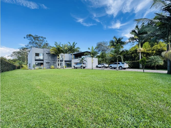 Casa de 6 alcobas en venta en Llano Grande, Rionegro, 900 m² · foto 1 de 24