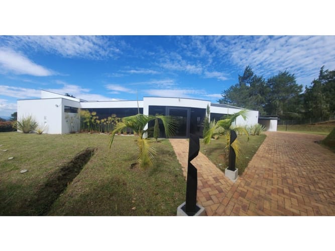 Casa de 4 alcobas en venta en El Carmen De Viboral, El Carmen de Viboral, 400 m² · foto 1 de 17