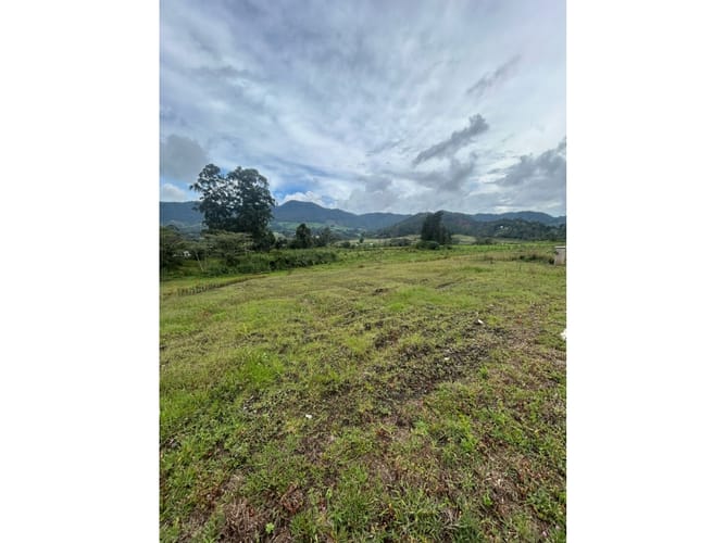 Lote en venta en El Tambo, La Ceja, 1743 m² · foto 2 de 4