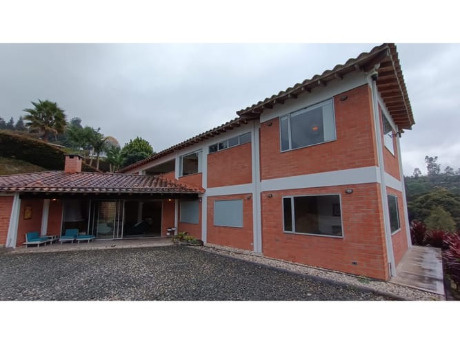 Casa de 4 alcobas en venta en Mampuesto, Rionegro, 350 m² · foto 1 de 24