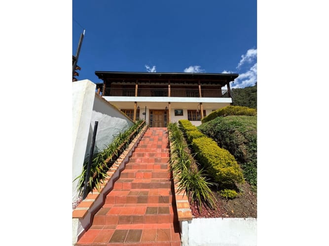 Casa de 4 alcobas en venta en Guarne, 270 m² · foto 2 de 24
