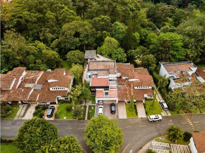Casa de 5 alcobas en venta en El Poblado, Candelaria, 538 m² · foto 2 de 21