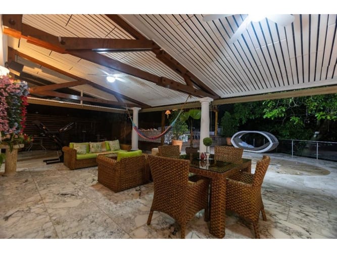 Casa de 5 alcobas en venta en El Poblado, Candelaria, 538 m² · foto 3 de 21