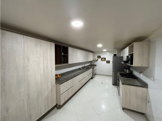 Casa de 5 alcobas en venta en El Poblado, Candelaria, 538 m² · foto 18 de 21