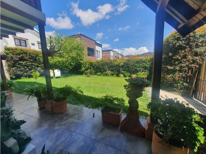 Casa de 4 alcobas en venta en Medellín, 330 m² · foto 1 de 24