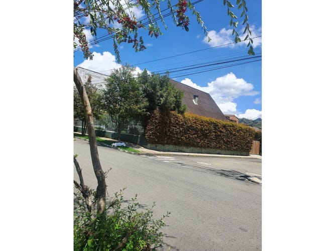Casa de 4 alcobas en venta en Medellín, 330 m² · foto 3 de 24