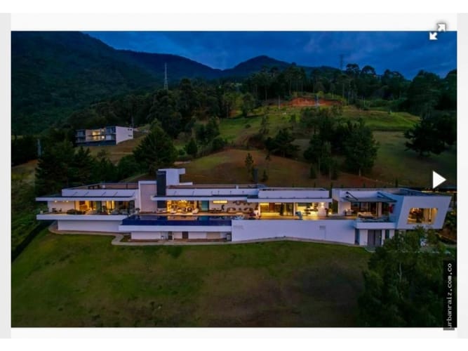 Casa de 8 alcobas en venta en Asomadera No.3, Medellín, 1800 m² · foto 1 de 24