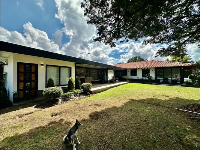 Casa de 3 alcobas en venta en Llano Grande, Rionegro, 300 m² · foto 2 de 7
