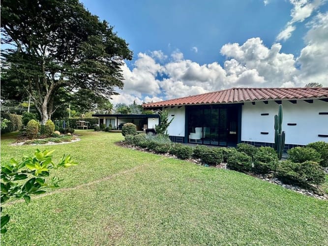 Casa de 3 alcobas en venta en Llano Grande, Rionegro, 300 m² · foto 3 de 7