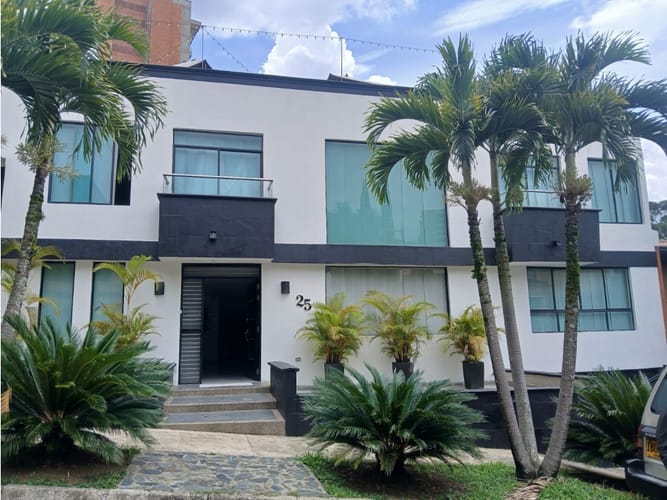 Casa de 5 alcobas en venta en Aranjuez, Sabaneta, 216 m² · foto 1 de 10
