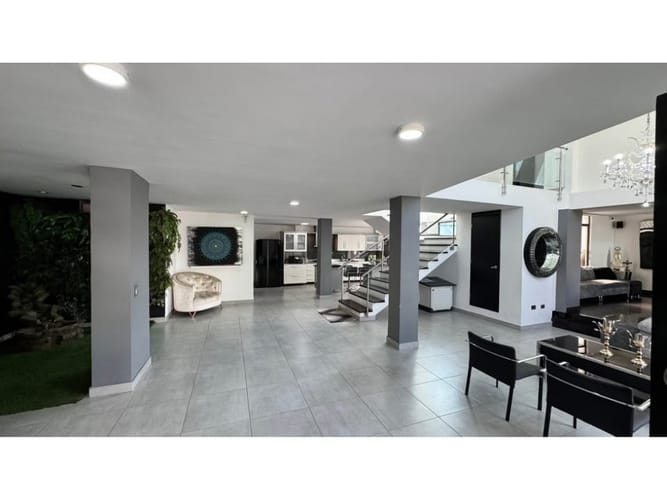 Casa de 5 alcobas en venta en Aranjuez, Sabaneta, 216 m² · foto 2 de 10