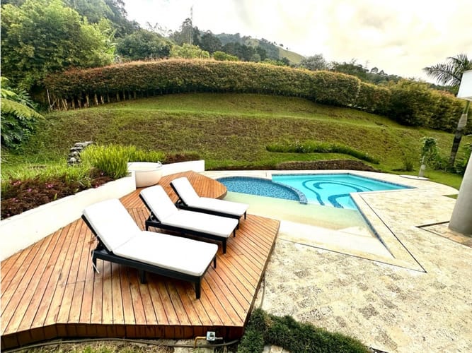Casa de 4 alcobas en venta en Las Palmas, Medellín, 360 m² · foto 2 de 24