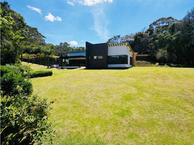Casa de 4 alcobas en venta en Guamito, La Ceja, 377 m² · foto 2 de 24