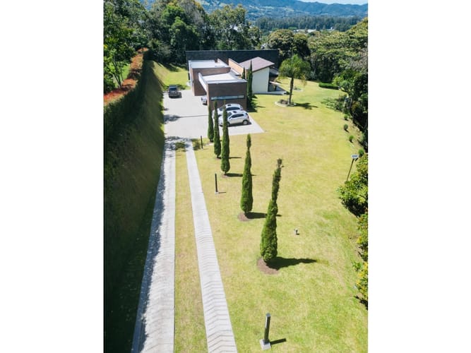Casa de 4 alcobas en venta en Guamito, La Ceja, 377 m² · foto 13 de 24