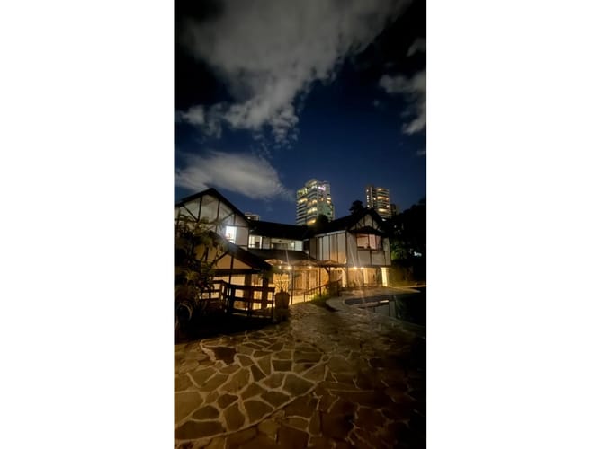 Casa de 6 alcobas en venta en El Poblado, Medellín, 800 m² · foto 2 de 24