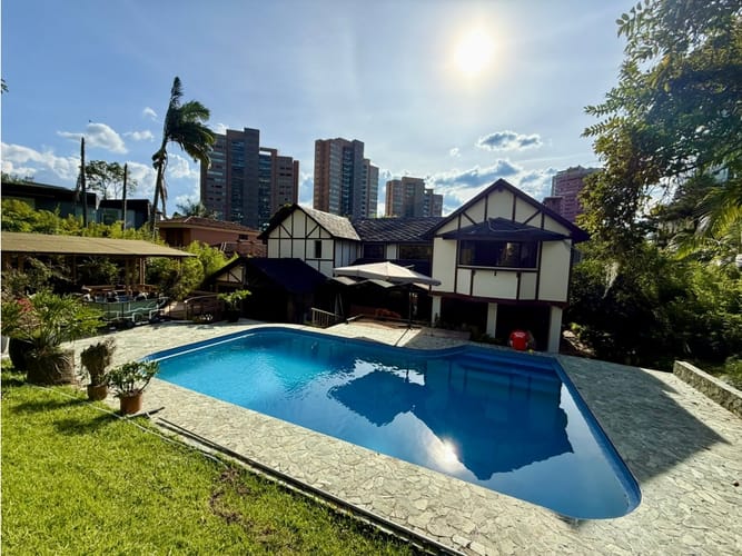 Casa de 6 alcobas en venta en El Poblado, Medellín, 800 m² · foto 4 de 24