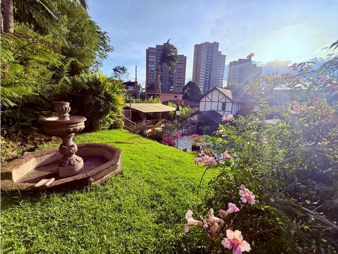Casa de 6 alcobas en venta en El Poblado, Medellín, 800 m² · foto 8 de 24