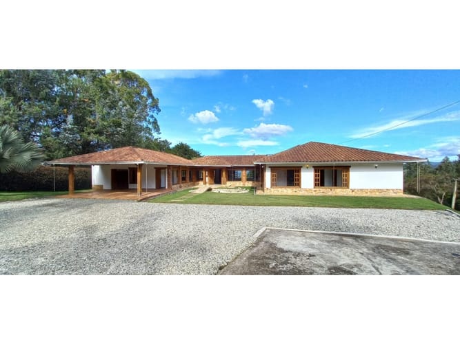 Casa de 5 alcobas en venta en Llano Grande, Rionegro, 350 m² · foto 2 de 24
