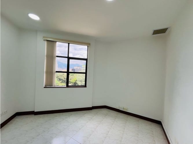 Oficina en venta en El Diamante No. 2, Medellín, 47 m² · foto 3 de 13