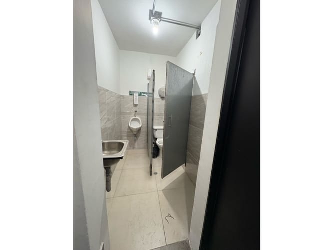 Local en venta en Laureles, Medellín, 486 m² · foto 2 de 16